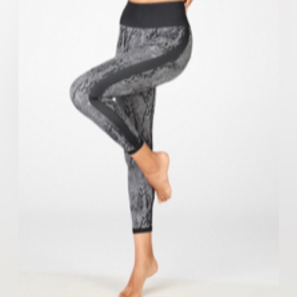FABLETICS High-Waisted Seamless Snakeskin 7/8- Haze Grey Reptilia Black